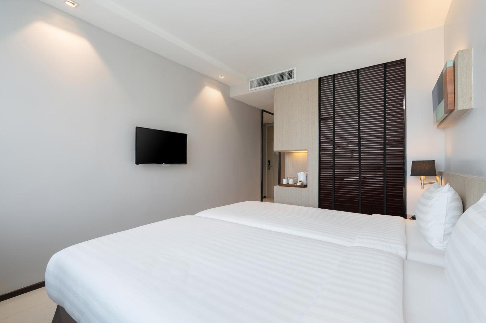 Vic 3 Bangkok Hotel Exterior photo
