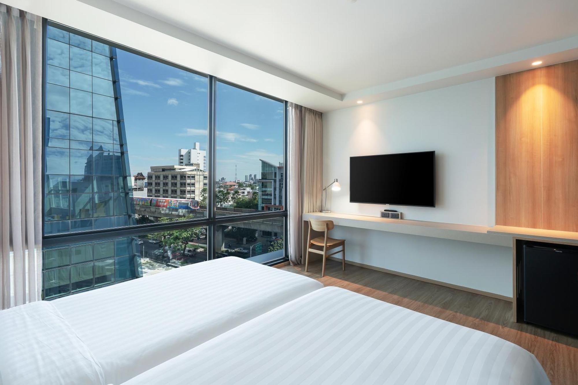Vic 3 Bangkok Hotel Exterior photo